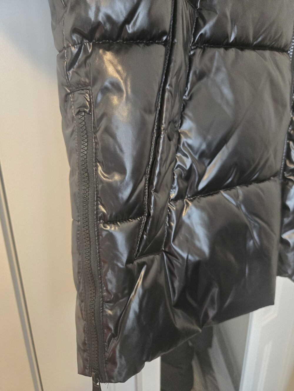NWT!! DKNY Glossy Black Quilted Puffer with Fur-Trim Hood. Size L - Picture 6 of 6
